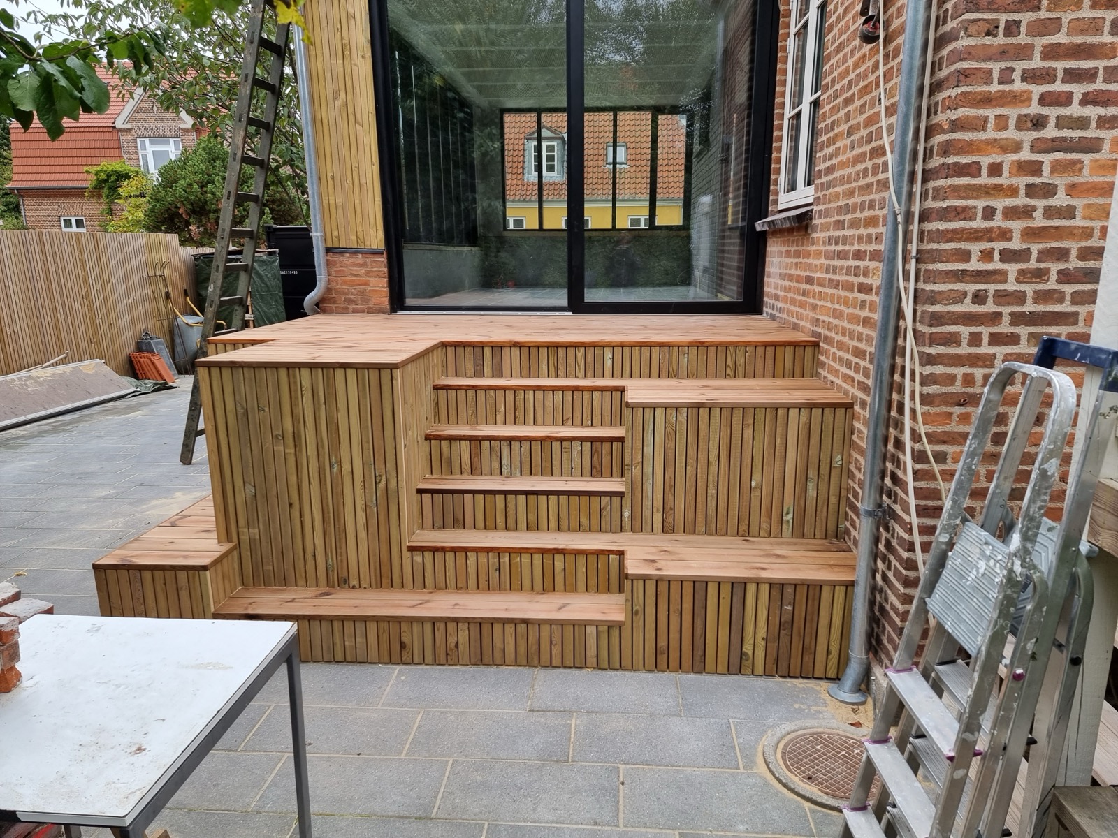 Færdig træterrasse med havedøre og trin