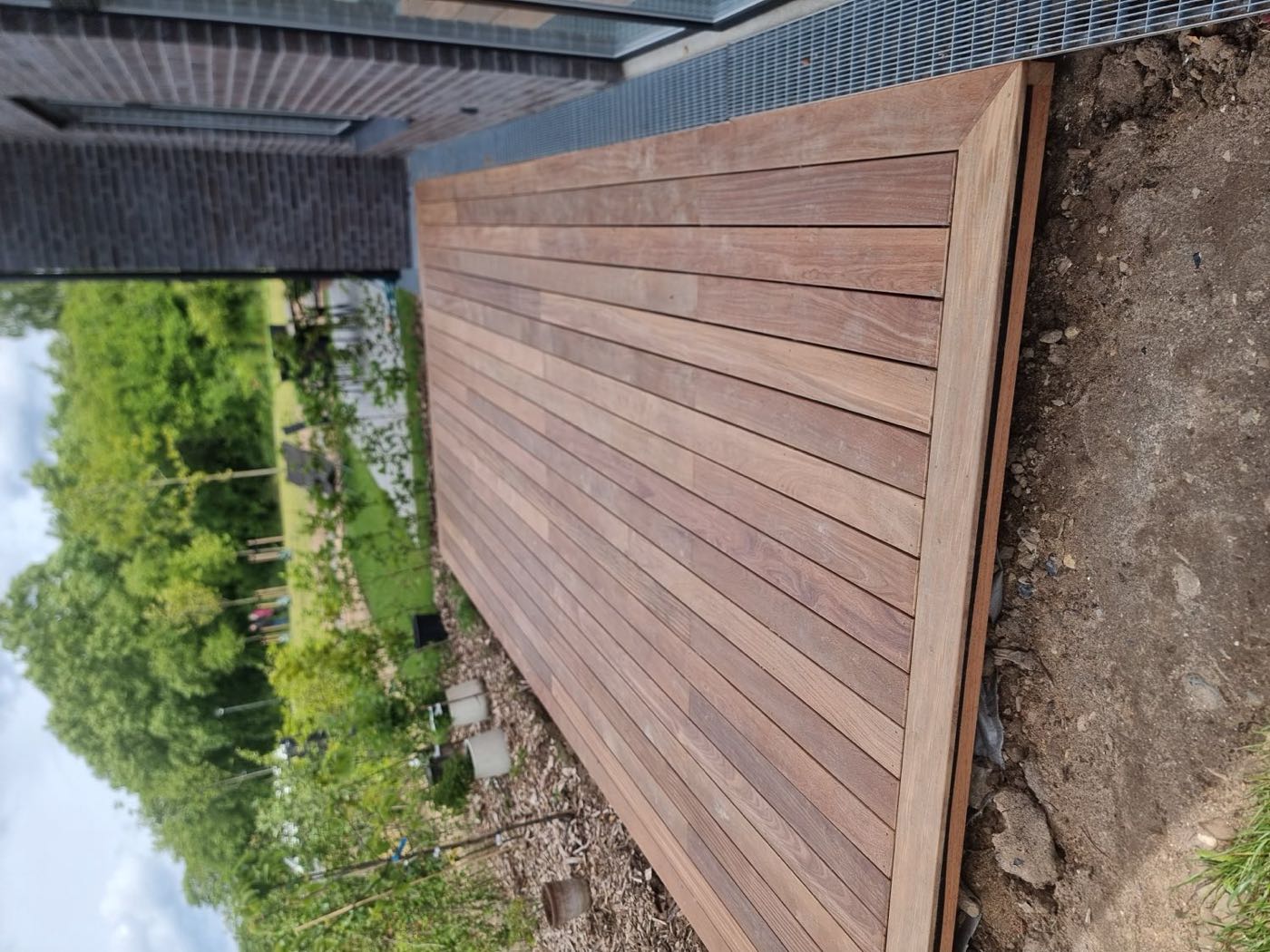 Træterrasse i hårdttræ anlagt af tømrer i Roskilde